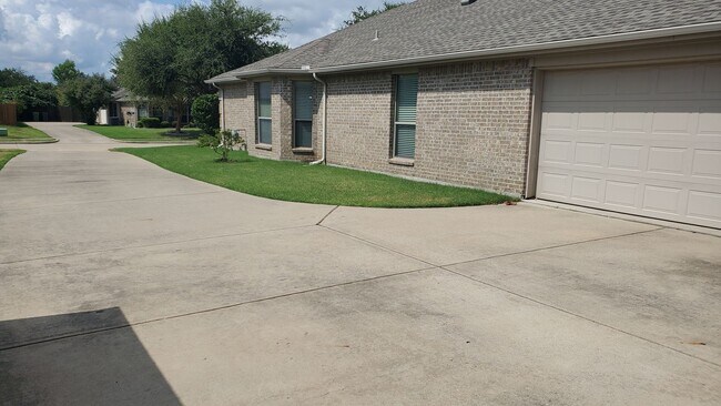 Building Photo - 301 Ponderosa Trail
