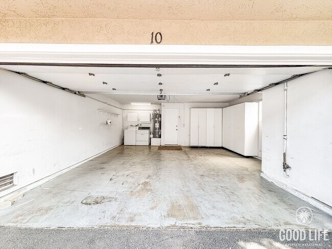 Building Photo - Spacious 3BD/2.5BA Townhouse in UTC W/ 2-Car Garage, Washer/Dryer, Balcony, Community Pool & Tenn...