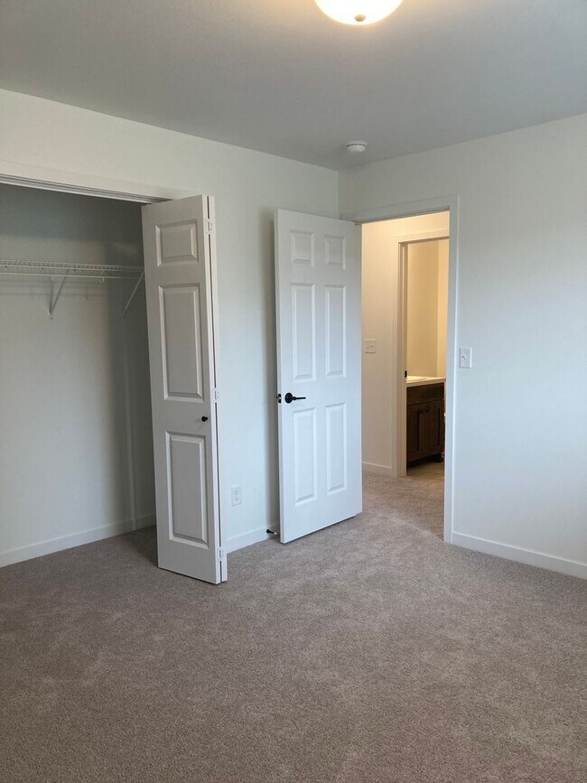 Building Photo - 4 Bed 2 Bath Single Family Home