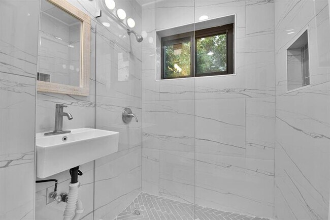 Building Photo - 6101 NW 9th Ct