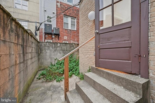 Building Photo - 334 Lombard St