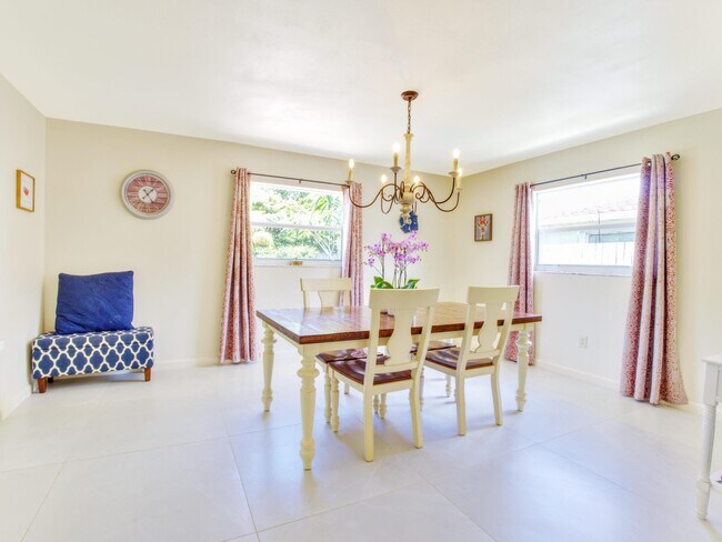 Building Photo - 218 S Sequoia Dr