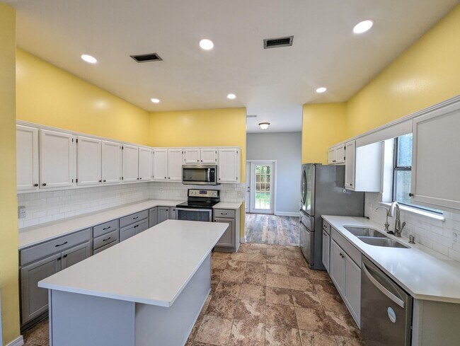 Building Photo - 2236 Prytania Cir