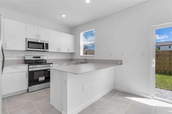 Building Photo - 2665 SE 28th St