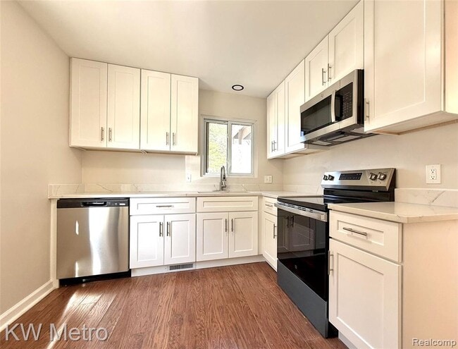 Building Photo - 2180 Vernier Rd