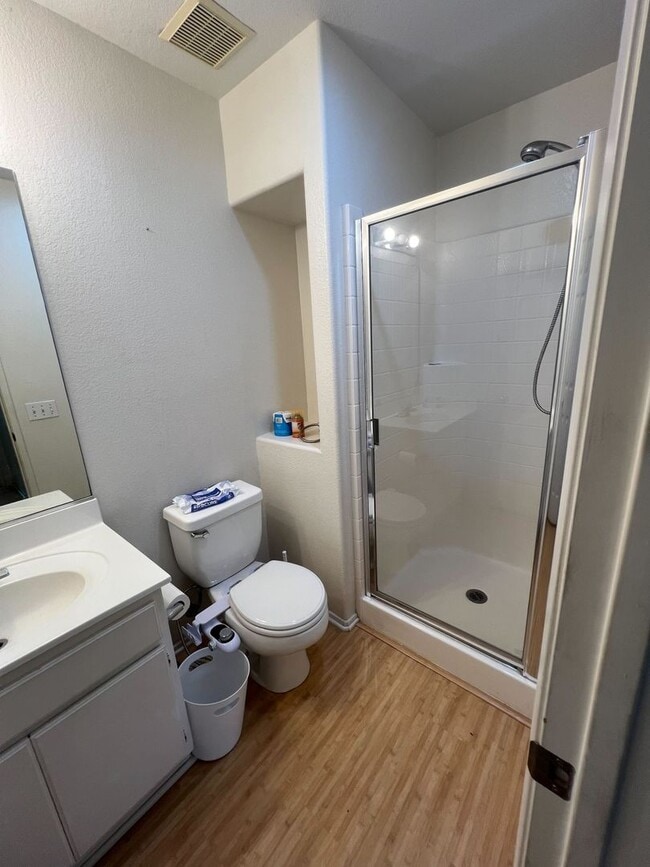 Building Photo - Spacious 6-Bedroom Home with Loft in Prime...