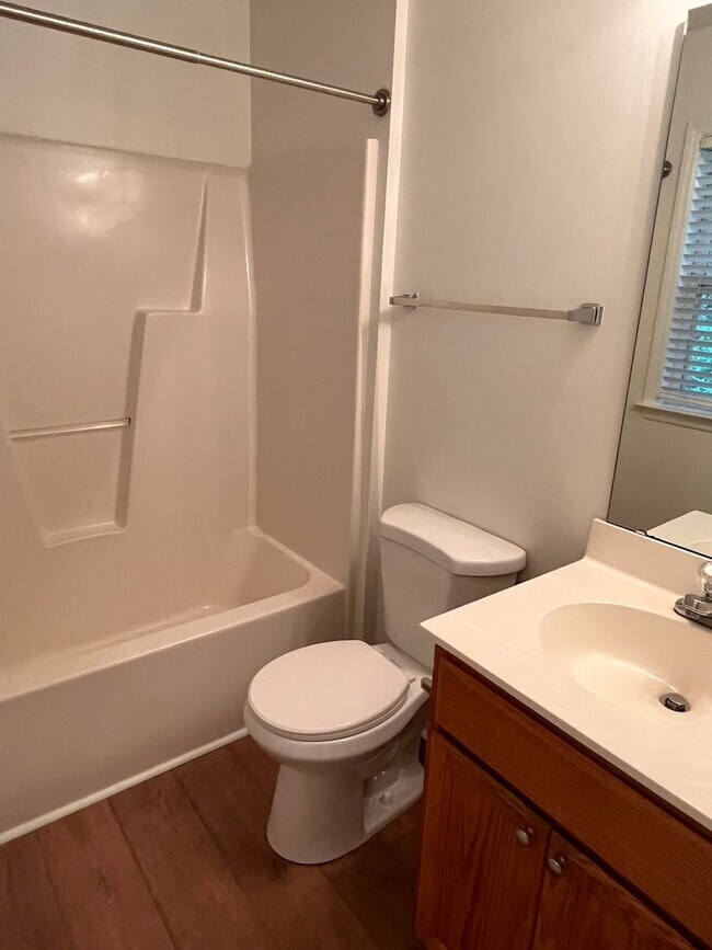 Building Photo - Cute 3 bedroom 1.5 bath home located close...