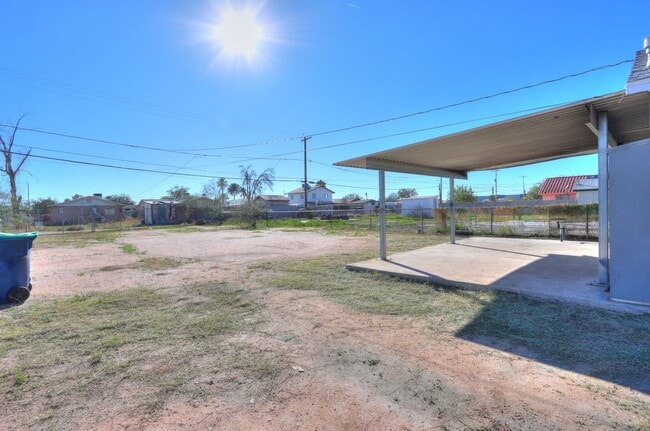 Building Photo - 2 Room 1 Bath Cottage with Huge Backyard