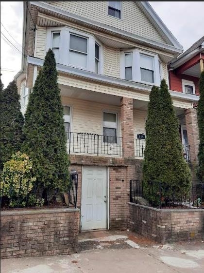 Primary Photo - 135 Ege Ave