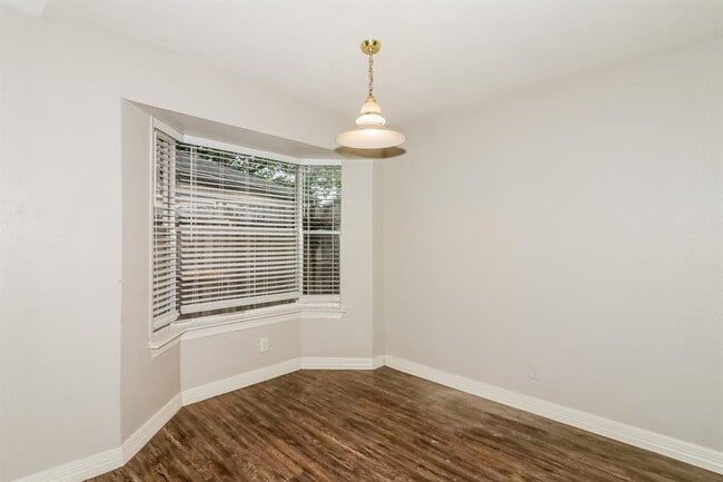 Building Photo - 15631 Cascade Point Dr