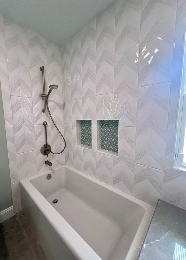 Building Photo - 4 bedroom, 2.5 bathroom home in the desirable Mt Soledad neighborhood.