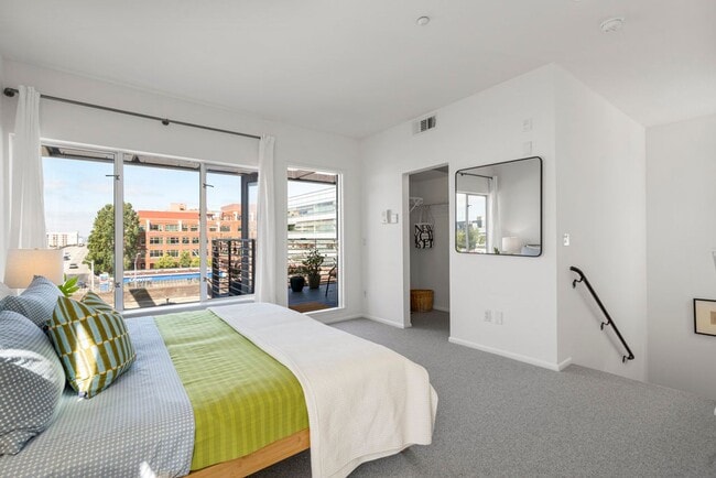 Building Photo - 1364 Powell St