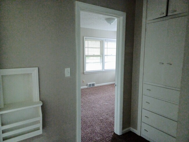 Building Photo - Cozy 3 bedroom, 1 bath home on Northeast side
