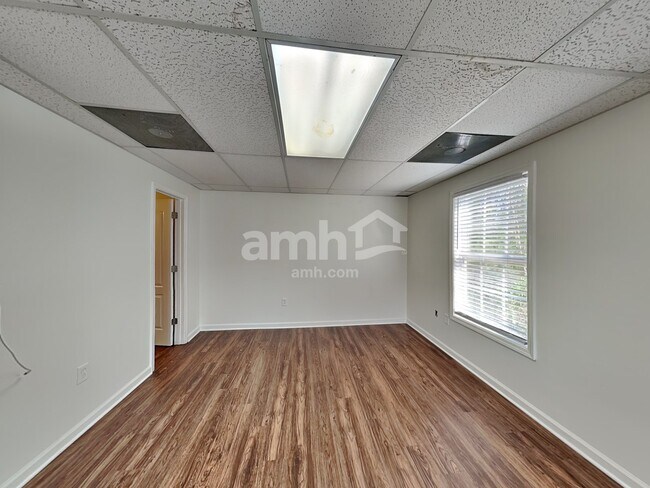 Building Photo - 6290 Queensdale Dr