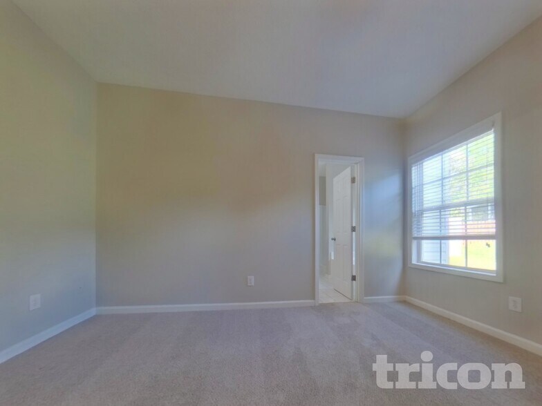 Building Photo - 2054 Laird Rd