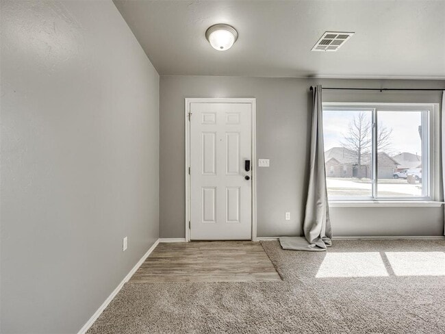 Building Photo - 609 E Linden Ln