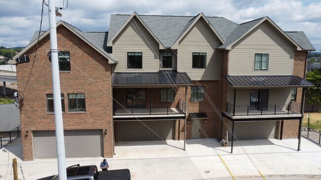 Building Photo - 1207 Hedge Ave