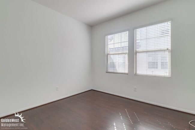 Building Photo - Bright & Spacious 2Bdm 2Ba Townhome in Eas...