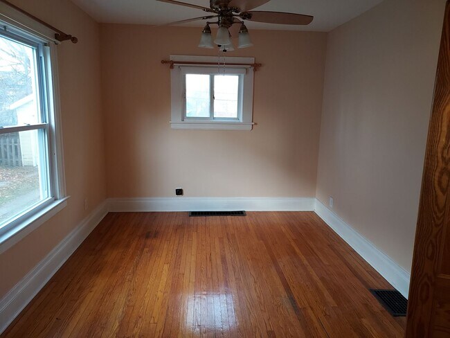 Building Photo - 2 Bed 1 Bath House