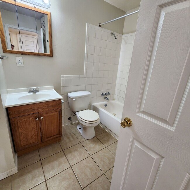 Building Photo - 2 Bedroom, 1 Bathroom Duplex Unit in Indep...