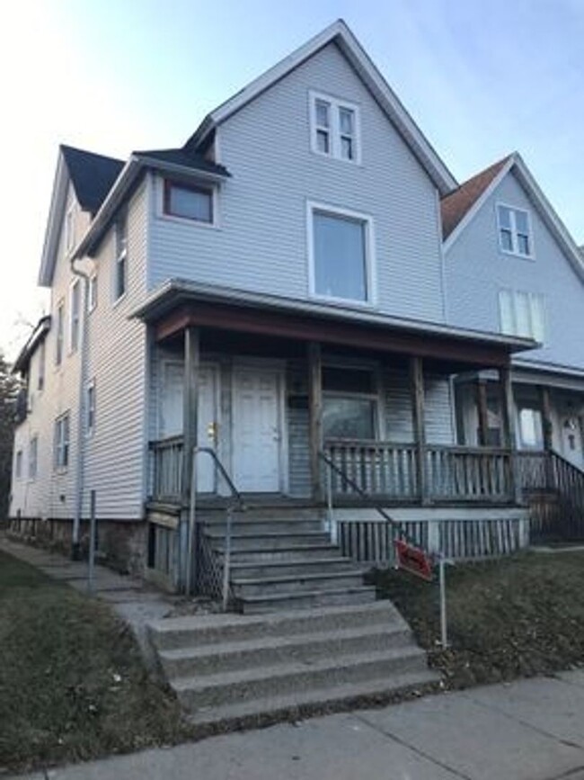 Primary Photo - 2943-45 N Holton St