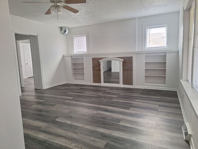 Building Photo - 320 W 16th St