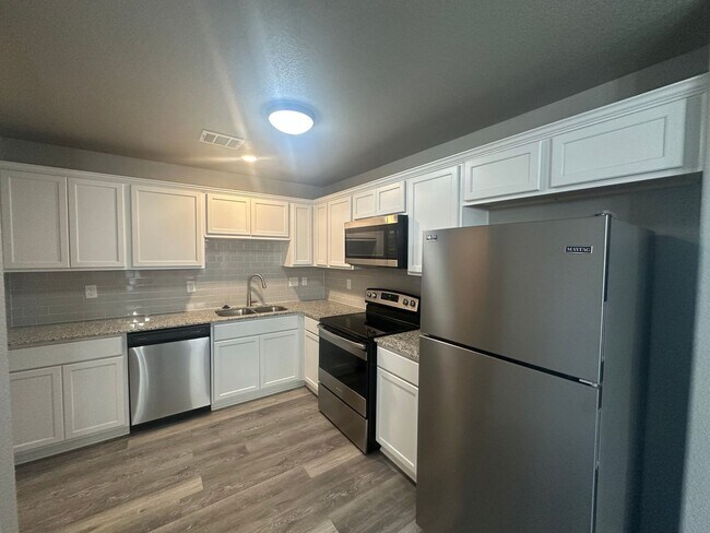 Building Photo - 3Bed/2Bath