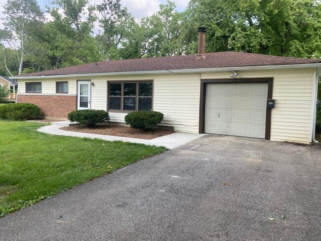 Primary Photo - 919 W Auman Dr
