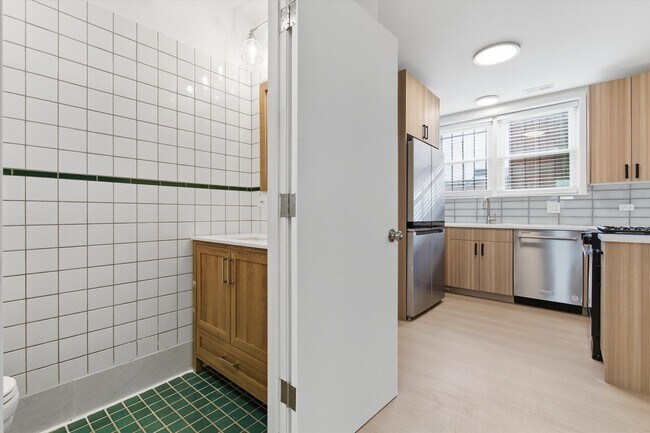 Building Photo - 5915 N Milwaukee Ave