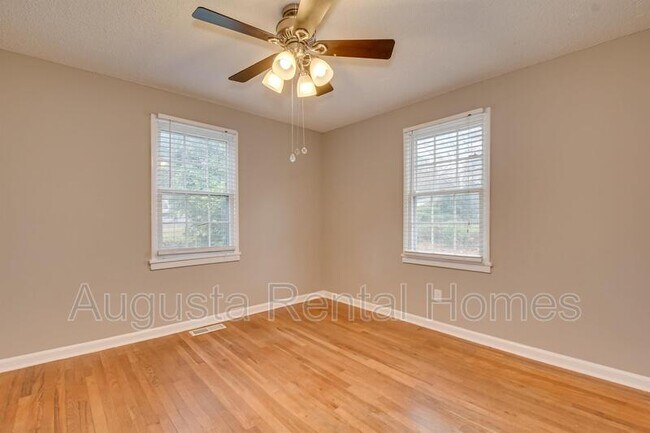 Building Photo - 1019 1/2 Bedford Drive