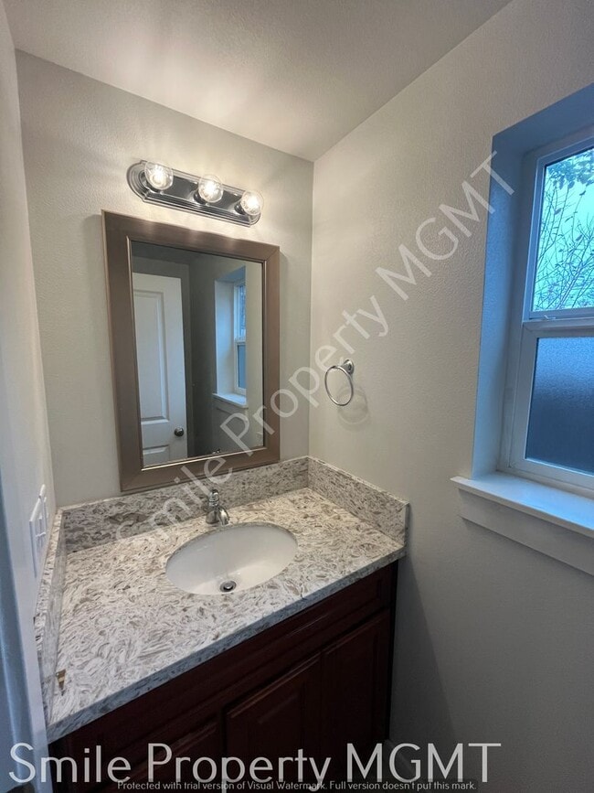 Building Photo - 2 Bedrooms with Garage Parking