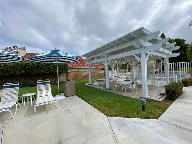 Building Photo - Beautiful Single Story Home in Shadow-Ridge!