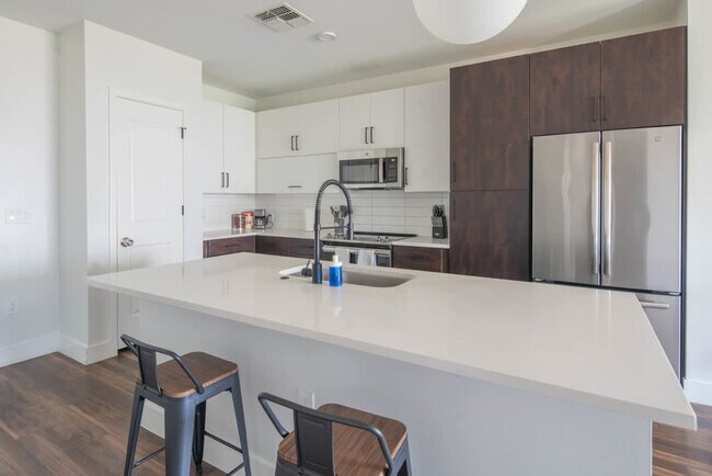 Building Photo - 688 W 1st St