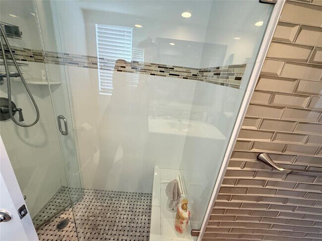 Building Photo - 3201 NE 14th Street Causeway