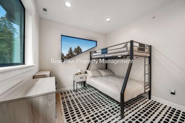 Building Photo - Gorgeous Home on Bear Mountain!