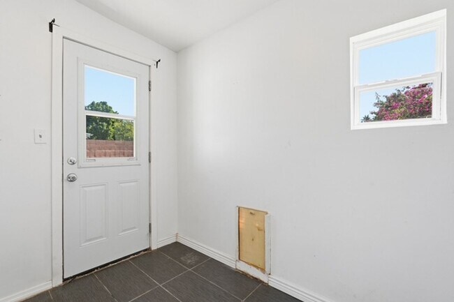 Building Photo - Mesa 4 Bed Single-Level Home • 2,044 Sq Ft • Oversized Yard • Stapley & McKellips