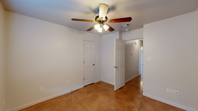 Building Photo - 3 BEDROOM, 2 BATH, 2 CAR GARAGE DUPLEX!!!