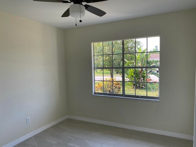 Building Photo - 255 SW Bridgeport Dr