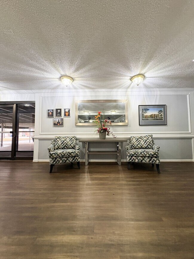 Building Photo - 2 Bedroom 2 Bathroom Condo with Pool