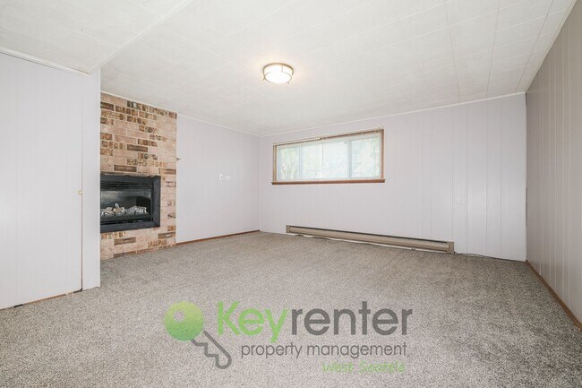 Building Photo - Des Moines 3 Bed Gem with Hot Tub and Spacious Layout