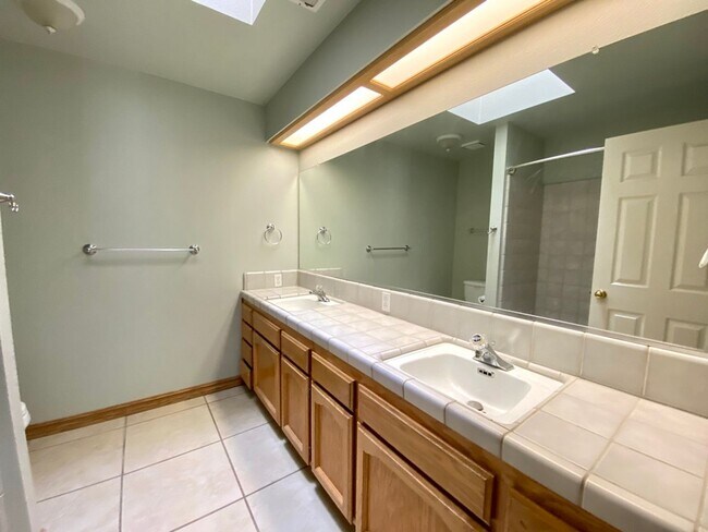 Building Photo - $2,295 Bullard & Fowler, 3 Bedroom - Amber...