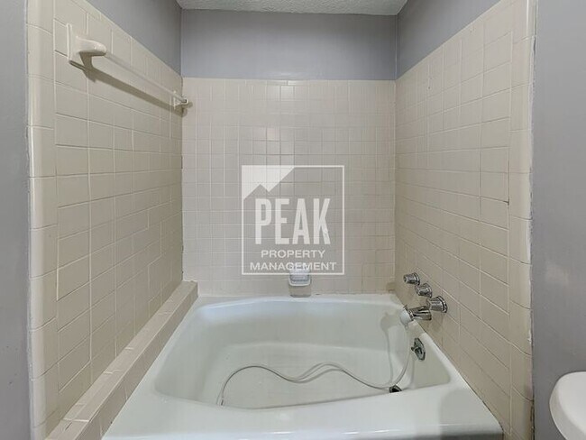 Building Photo - $1,475! 2/Bed1.5Bath duplex in Arlington!