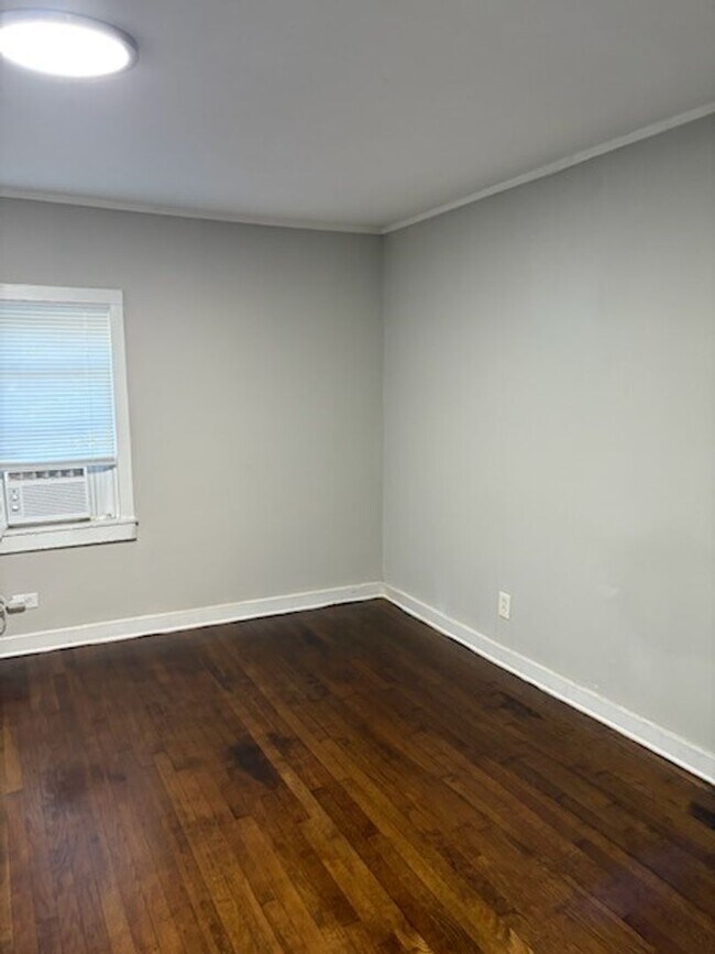 Building Photo - Coxy 2 Bedroom House (500.00 off first full months rent if move in by May 1, 2026)