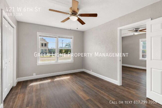 Building Photo - 421 W 6th St