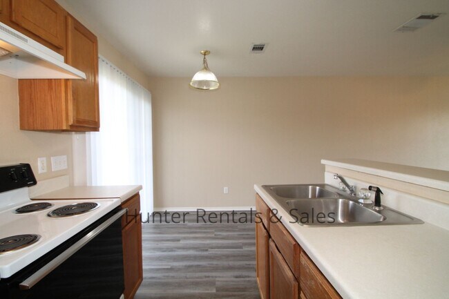 Building Photo - 1710 Spring Rose Cir