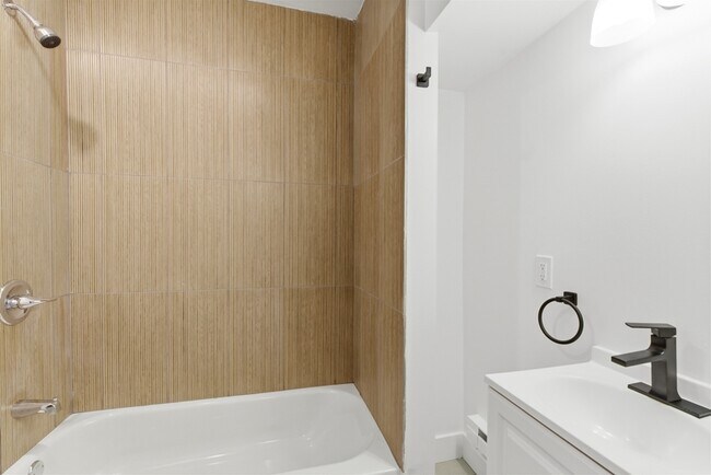 Building Photo - 662 N Yewdall St