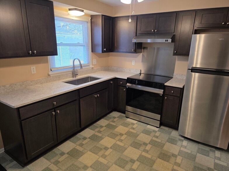 Building Photo - 65 Valley St