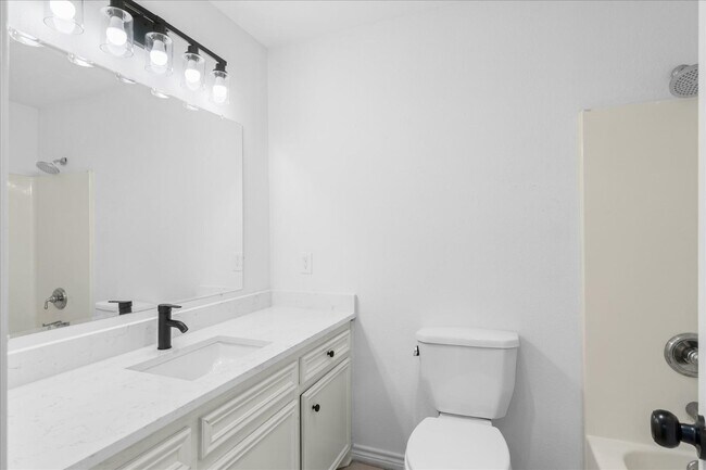 Building Photo - 910 Willow Dr
