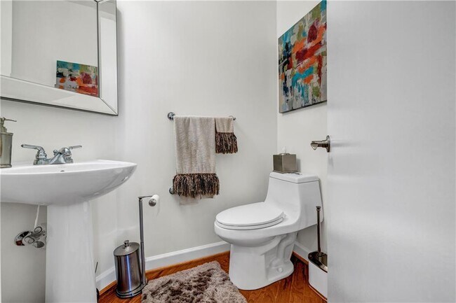 Building Photo - 711 Cosmopolitan Dr NE