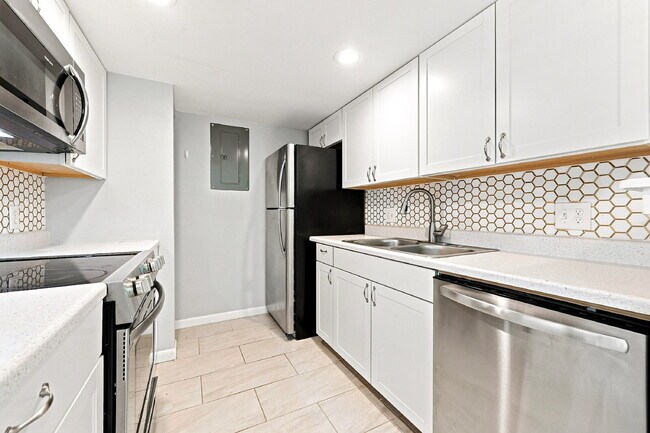 Building Photo - $1,540.95- 2 Bed, 2 Bath Updated Condo in Denver with In Unit Laundry and Community Amenities!
